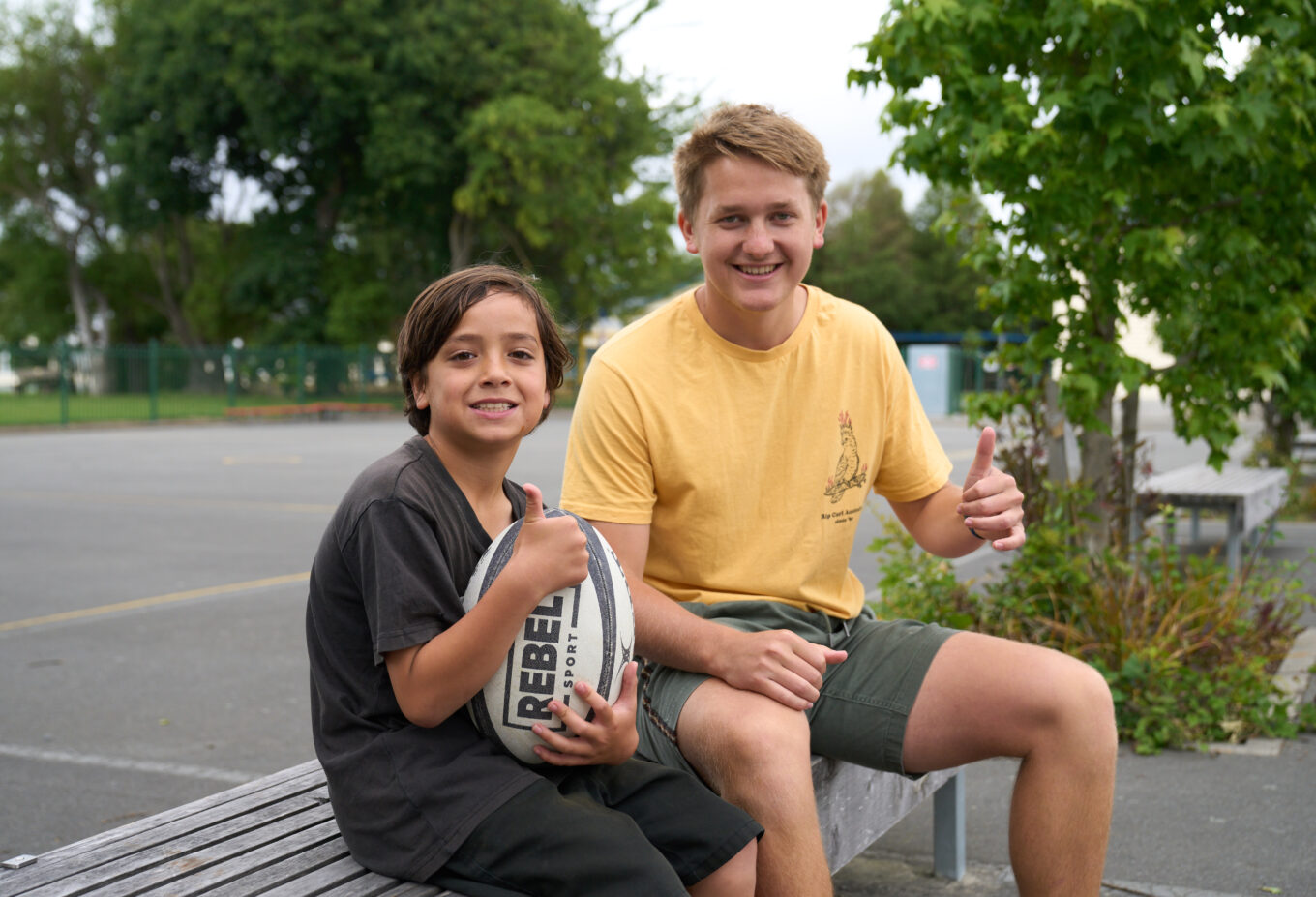 Two tamariki with thumbs up